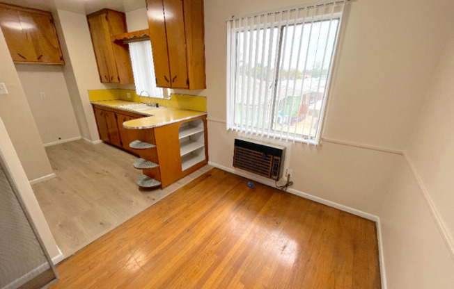 516 W F ST
