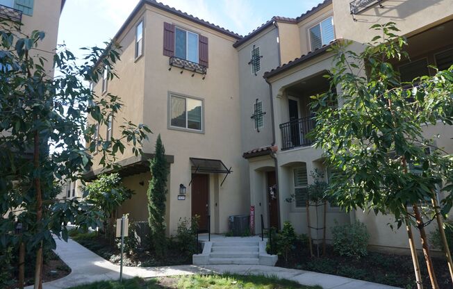 Beautiful 2 Bed 2.5 Bath End Unit with Loft in Yorba Linda