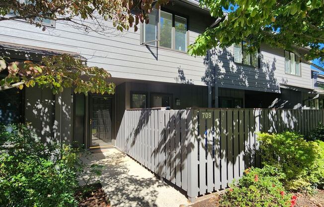 709 Crowfields Lane