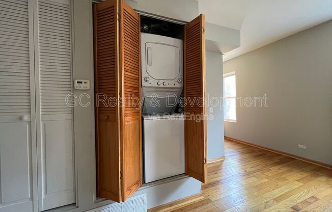 2145 N. Lakewood Avenue Unit 3NR