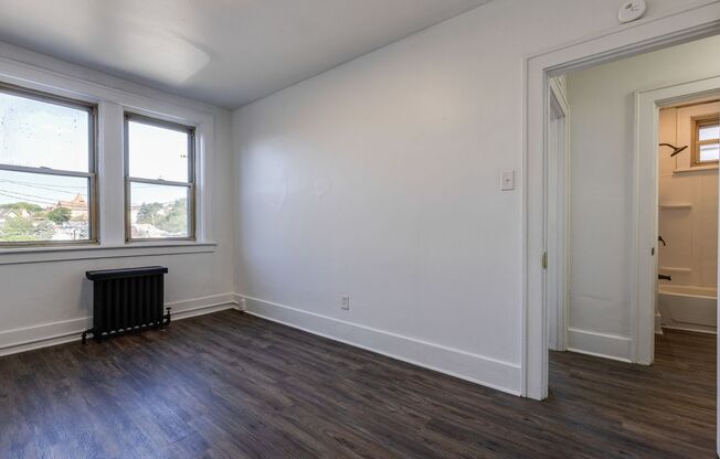 3 beds, 1 bath, $1,300, Unit (201 Locust)1st FLR Right