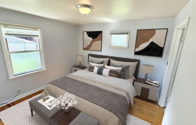 Renton Downtown Duplex rambler home - Move in ready - 2 bedroom 1 bathroom - off street parking.