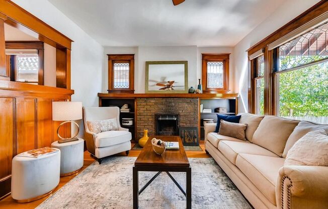 Craftsman-style bungalow in Sunnyside FOR RENT!