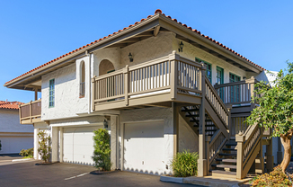 **LARGE 1 BEDROOM IN ECLECTIC ENCINITAS**1 CAR GARAGE**WASHER/DRYER IN UNIT**