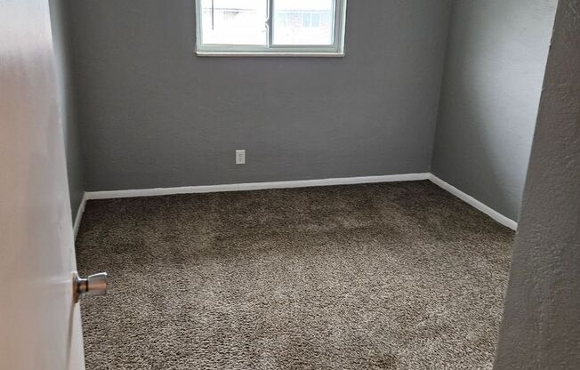 2 beds, 1 bath, 750 sqft, $1,070, Unit B03 1024 16