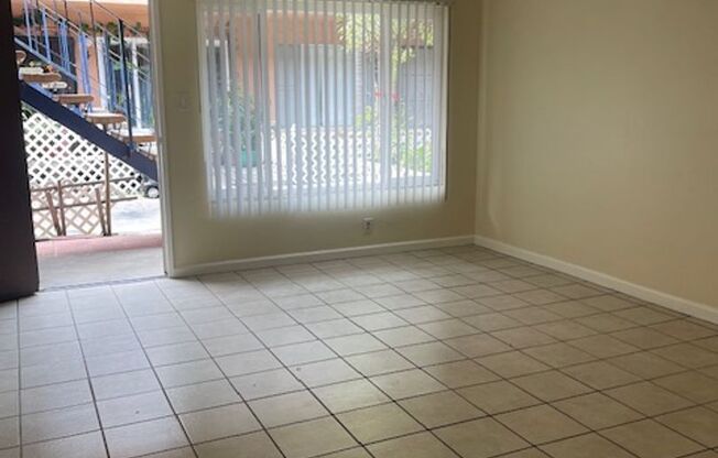 Downstairs 2 Bedroom 1 Bath in Long Beach