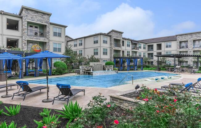 a group of lawn chairs sitting on top of a building