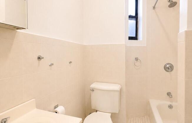 520 W 123 ST