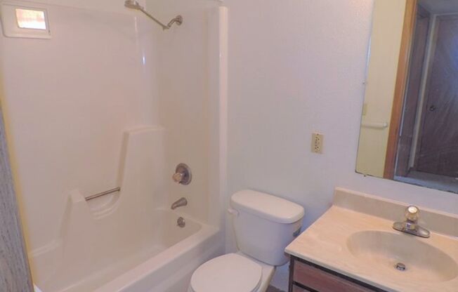 2 beds, 1 bath, $1,100