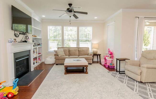 Beautiful 3 Bed/2.5 Bath Townhome Nestled in a Prime Cary Location!
