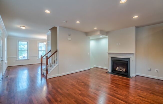 Gorgeous And Upgraded 3 Bedroom 3.5 Bathroom End Unit Townhome In Popular Shirlington Crest