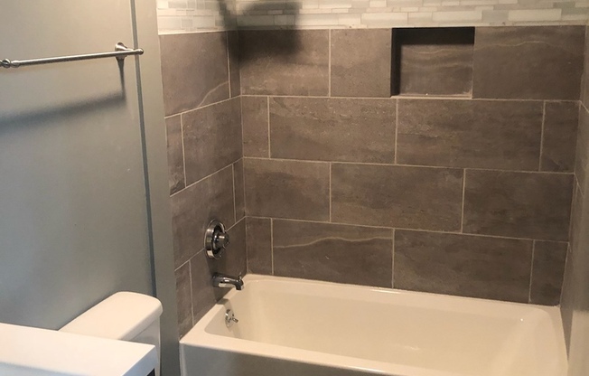 Studio, 1 bath, 633 sqft, $750, Unit 17