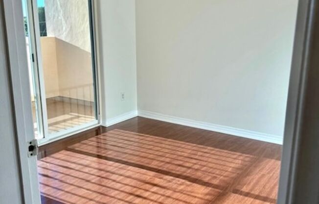 Spacious 2 bedroom condo in Van Nuys