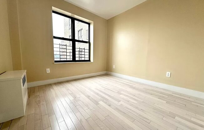 2 beds, 1 bath, $2,400, Unit 5C