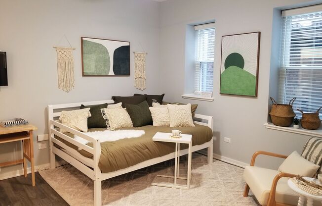 Studio, 1 bath, $1,275, Unit 413