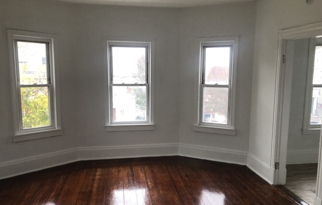 3 beds, 1 bath, 1,100 sqft, $2,700, Unit 2