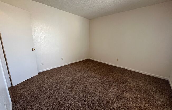 2 beds, 1 bath, $1,050, Unit 38