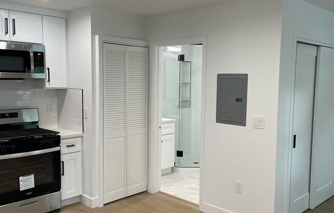 Studio, 1 bath, 350 sqft, $1,995