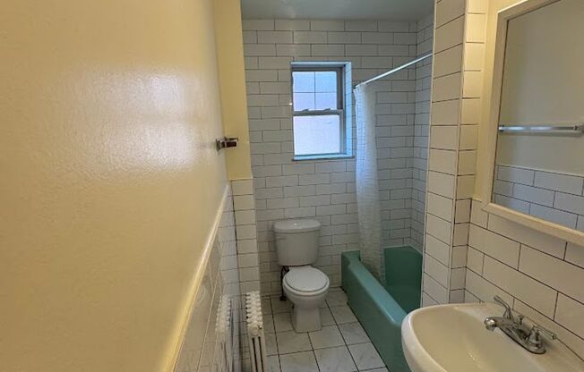 3 beds, 1 bath, $1,675, Unit 102A