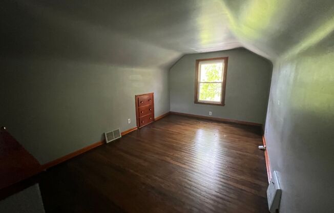 3 beds, 1 bath, $1,000