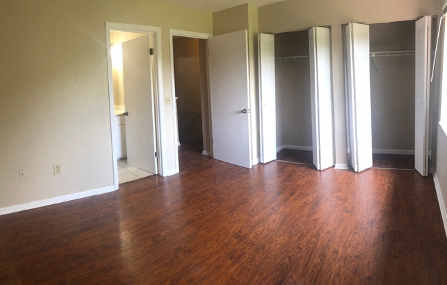 Nice Town House close to UF and right next to community pool