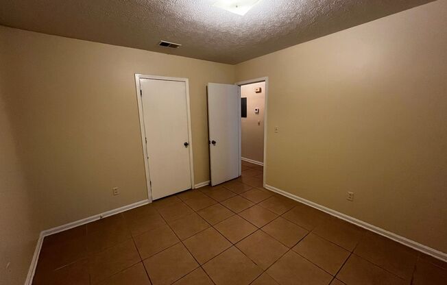 2 beds, 1 bath, $650, Unit Apt: 13