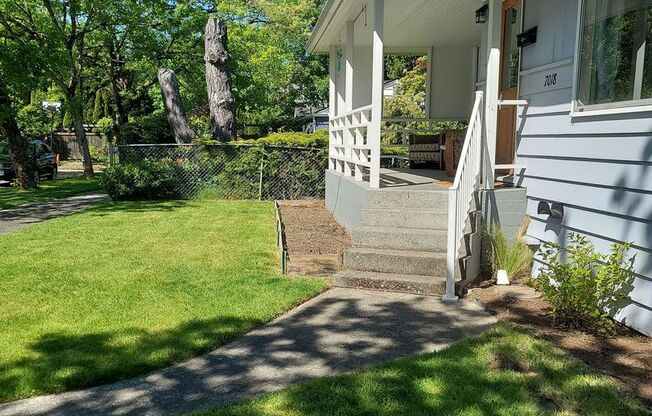 Spacious Wedgewood 3 bed/2 bath with fenced yard available for August 15th move in at $3850!