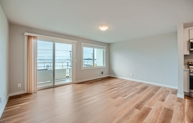 Charming 1bed/1bath Apartment with Stunning Waterfront Views on Alki Beach!