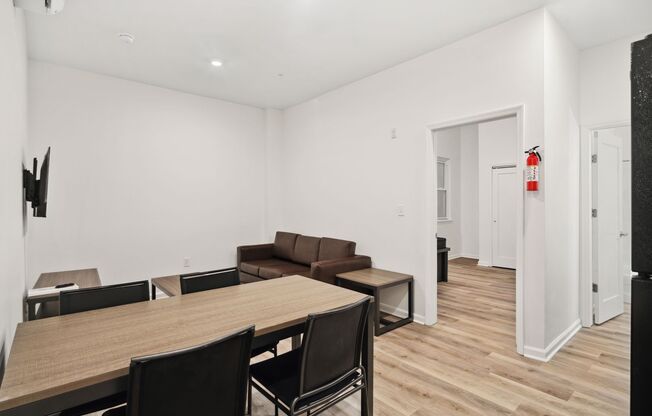 3 beds, 2 baths, 500 sqft, $1,400, Unit Unit 203