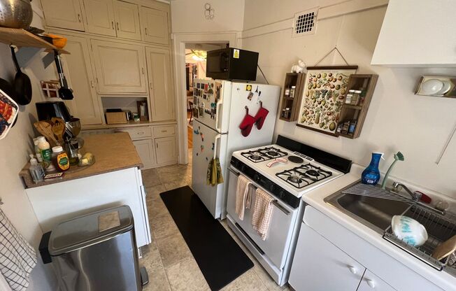 2 beds, 1 bath, 1,100 sqft, $1,350, Unit 12
