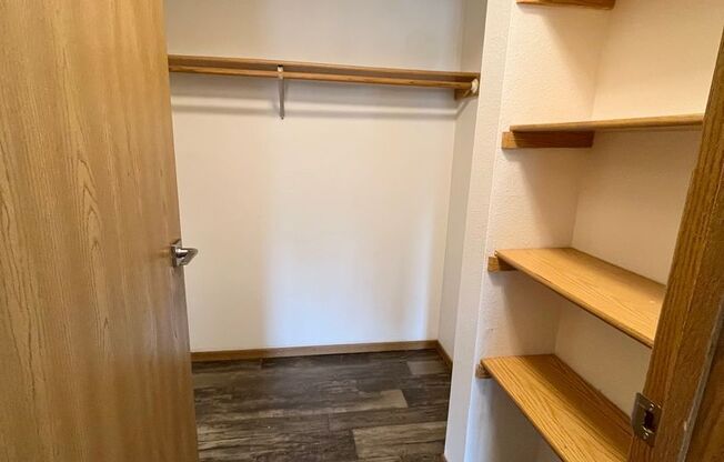 2 beds, 1 bath, 946 sqft, $725, Unit 8