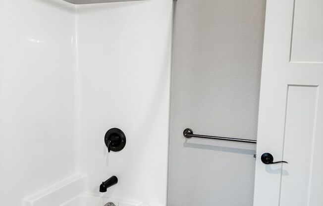 1 bed, 1 bath, 690 sqft, $1,300, Unit Cap5