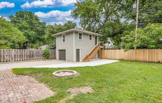 Lovely Above Garage Apartment in College Hill