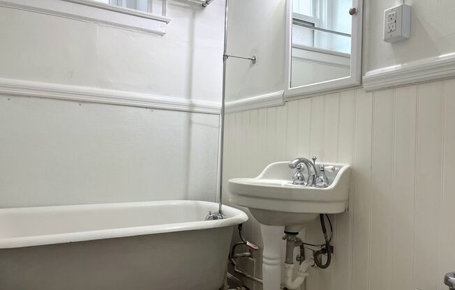 2 beds, 1 bath, $1,300, Unit 31A