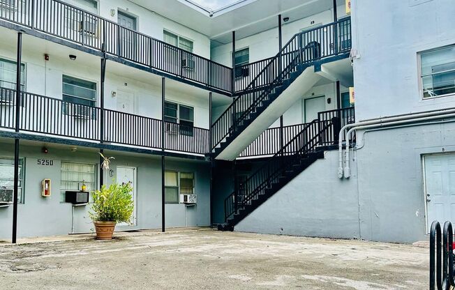 2 beds, 1 bath, 750 sqft, $1,800, Unit 5250-15