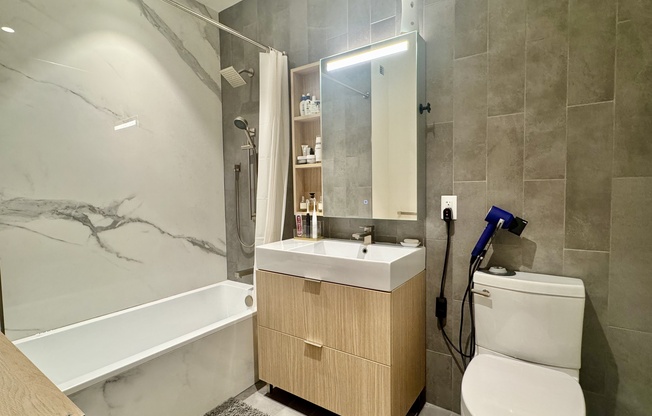 1 bed, 1 bath, $4,354, Unit 16M
