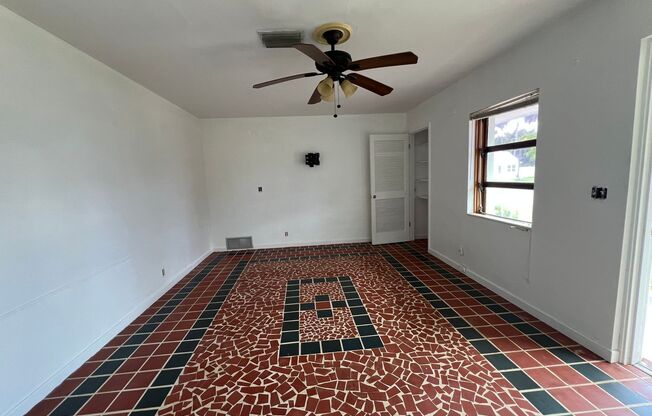 $1,325 ** Annual Lease ** 1 Bedroom / 1 Bath * DUPLEX ** Historic, Downtown Punta Gorda