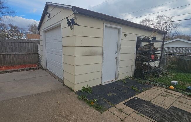 3 beds, 1 bath, $1,200