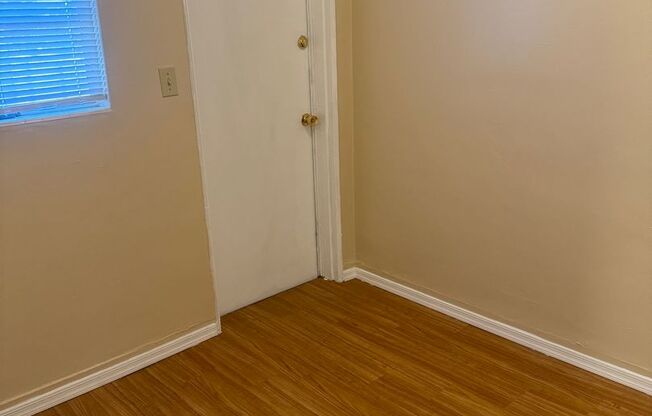 2 beds, 1 bath, $875, Unit 210