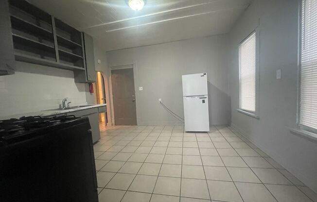 2 beds, 1 bath, 785 sqft, $845, Unit Lower Front - 1