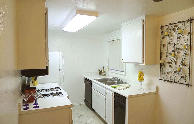 2 beds, 2 baths, 910 sqft, $2,595, Unit 410