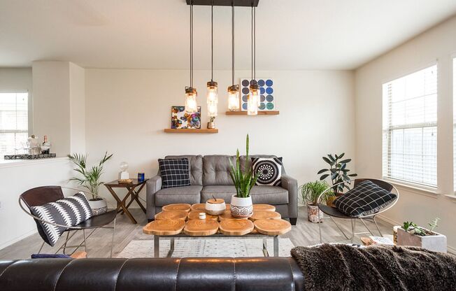 SOUTH AUSTIN COTTAGE CHARM!