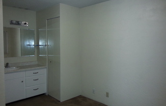 3 beds, 1 bath, $1,395, Unit 25