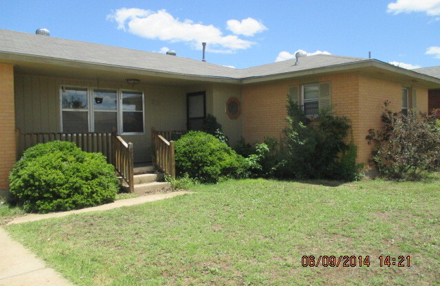 3 beds, 1.5 baths, $895