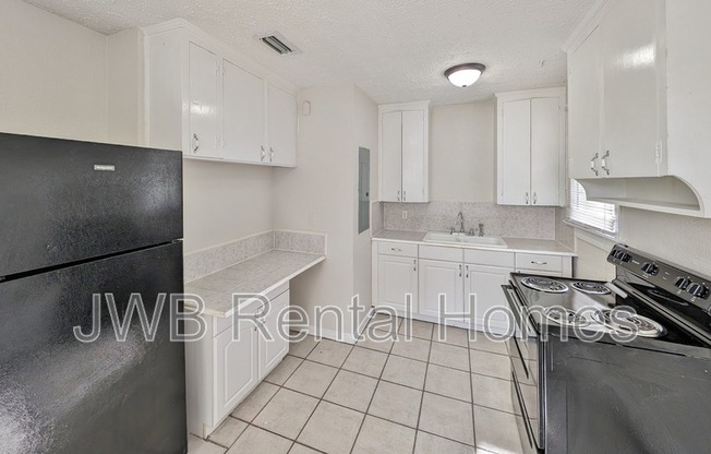 1383 INGLESIDE AVE