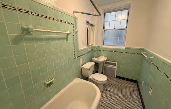 1 bed, 1 bath, 962 sqft, $1,510, Unit New King Edward  306