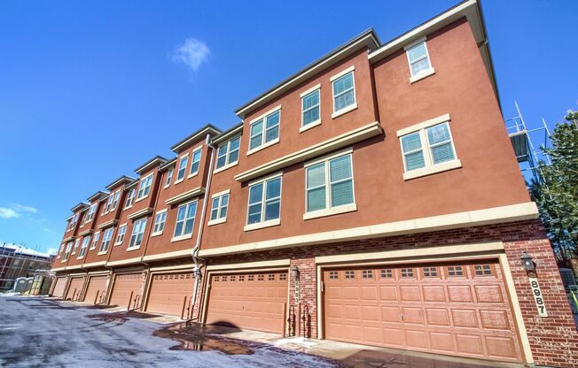 2bd End Unit Townhouse Near Mall and Light Rail
