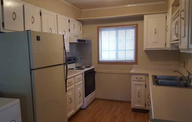 COZY & QUAINT 2 BD, 1 BA HOUSE WITH WALK OUT DECK