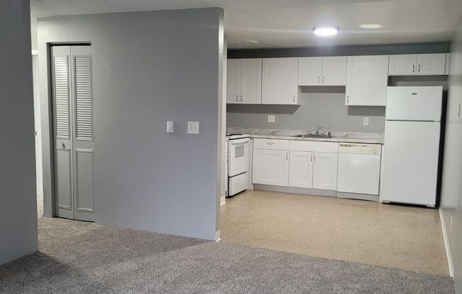 3 beds, 1 bath, 890 sqft, $1,700, Unit 505 H2