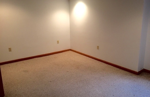 2 beds, 1 bath, $1,195, Unit 7